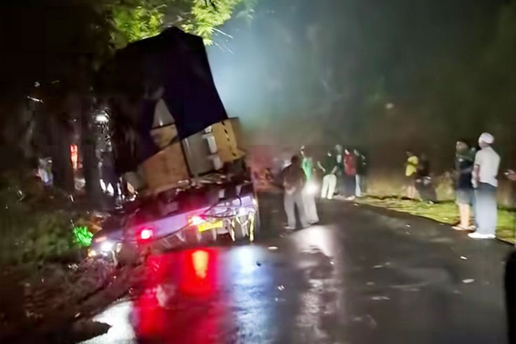 Truk Tronton Bermuatan Ratusan Ton Sebabkan Kemacetan di Jalur Cianjur-Sindangbarang