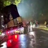 Truk Tronton Bermuatan Ratusan Ton Sebabkan Kemacetan di Jalur Cianjur-Sindangbarang