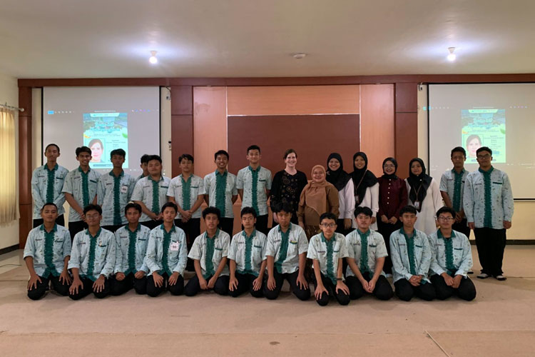 Tim dari Departemen Sastra Jerman Universitas Negeri Malang (UM) bersama siswa SMA Sabilillah Malang yang mengikuti kegiatan “Mengapa Belajar Bahasa Jerman?” itu menjadi ajang sosialisasi sekaligus pengenalan program studi Bahasa Jerman di UM.