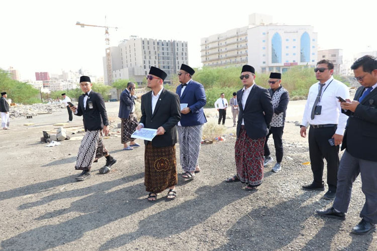 Wakil Menteri Haji dan Umrah Republik Indonesia, Dahnil Anzar Simanjuntak, bersama tim meninjau lokasi rencana pembangun Kampung Haji di Makkah. (foto: Kementerian Haji dan Umrah)