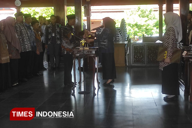 Bupati Banjarnegara dr Amalia Desiana saat pelantikan pejabat Pemkab di Pendapa Dipayuda Adigraha. (FOTO: Muchlas Hamidi/TIMES Indonesia)