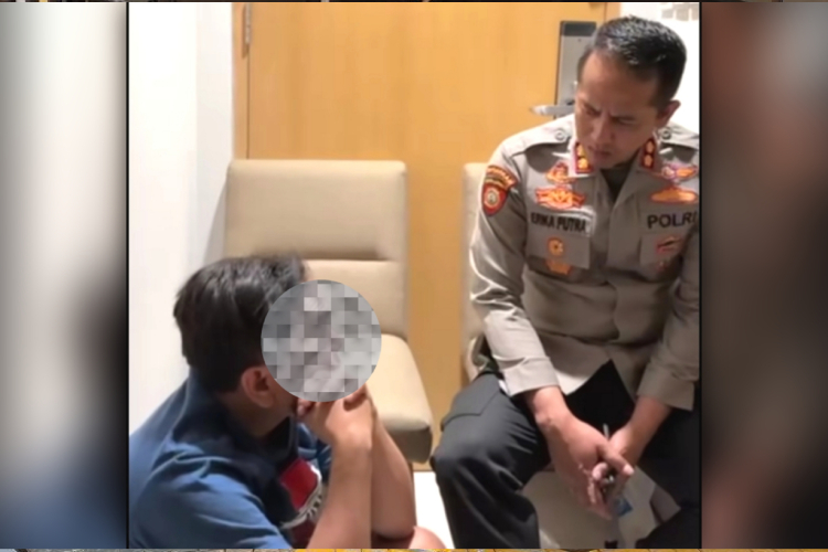 Seorang pria mengaku sebagai ASN Pemakab Sidoarjo yang terciduk saat pesta gay di sebuah hotel di Surabaya. (FOTO: tangkapan layar Instagram @samaptapolrestabessby)
