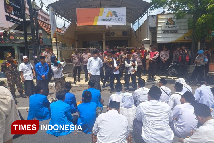 Aliansi Santri Lamongan (ASL) menggelar aksi damai dan doa bersama di depan kantor Mega Finance, Jalan Sunan Drajat Lamongan, Selasa (21/10/2025). (Foto: Moch. Nuril Huda/TIMES Indonesia)