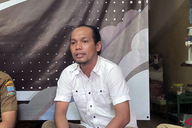 Ayah atlet tinju remaja Banten Alexandria Warman, Jeli Warman saat memberikan keterangan pers di Kota Serang, Selasa (21/10/2025). (FOTO: ANTARA/Devi Nindy)
