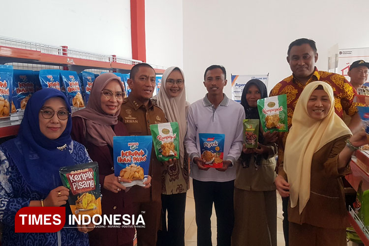 Bupati Luwu Timur Irwan Bacri Syam (Tiga dari kiri) saat melihat produk pesisir di Kopdes Merah Putih Desa Pangkahwetan. (Foto: Akmal/TIMES Indonesia)