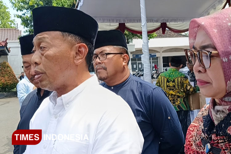 Pemkab Ponorogo Perkuat Poskestren, Serahkan Bantuan Alkes Tahap III di Momen Hari Santri