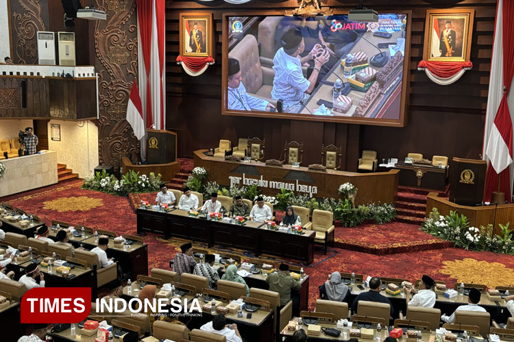 DPRD Jatim menggelar audiensi dengan Aliansi Santri Nderek Kiai (ASRI) atas tayangan televisi yang dianggap melecehkan kiai dan pesantren. (Foto: Zisti Shinta/TIMES Indonesia)