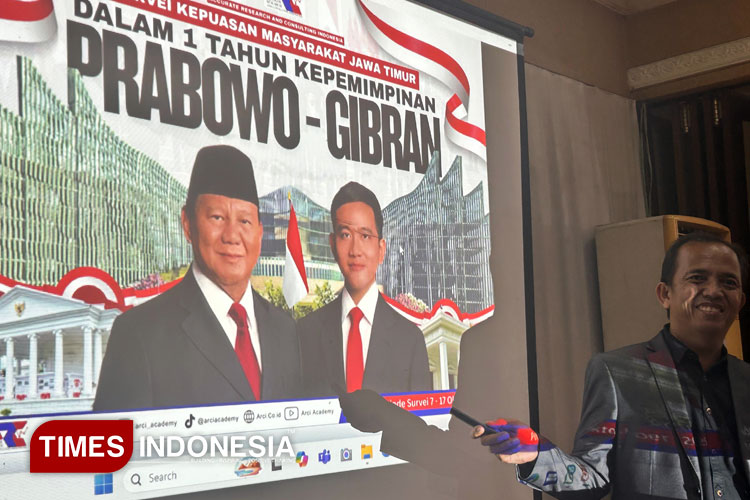 Direktur ARCI Baihaki Siratj saat paparan hasil survei kepuasan publik atas 1 tahun kinerja Prabowo dan Gibran di Surabaya, Selasa (21/10/2025). (Foto: Lely Yuana/TIMES Indonesia)