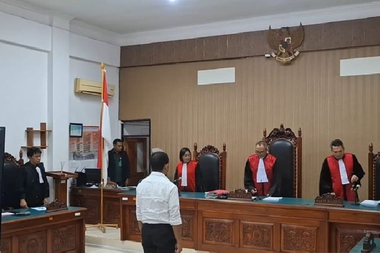 Eks Kapolres Ngada AKBP Fajar saat sidang vonis kasus kekerasan seksual terhadap anak di Pengadilan Negeri Kupang, Nusa Tenggara Timur, Selasa (21/10/2025). (ANTARA/Kornelis Kaha)