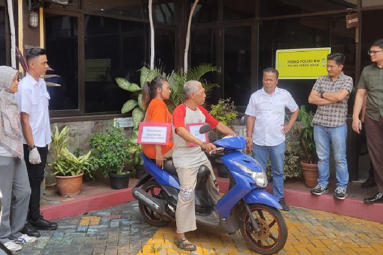 Salah satu adegan dalam rekonstruksi kasus istri berinisial HZ (33) yang memotong alat kelamin suaminya berinisial NI (35) di Mapolsek Kebon Jeruk, Jakarta Barat, Selasa (21/10/2025). (Foto: Antara/Risky Syukur)