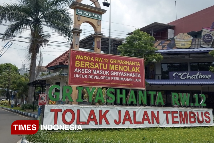 Banner penolakan jalan tembusan di kawasan Griya Santa Kota Malang. (Foto: Rizky Kurniawan Pratama/TIMES Indonesia)