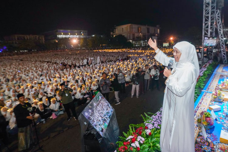 Gubernur Khofifah saat menghadiri acara Lirboyo Bersholawat pada Senin (20/10/2025) malam.(Dok.Humas Pemprov Jatim)