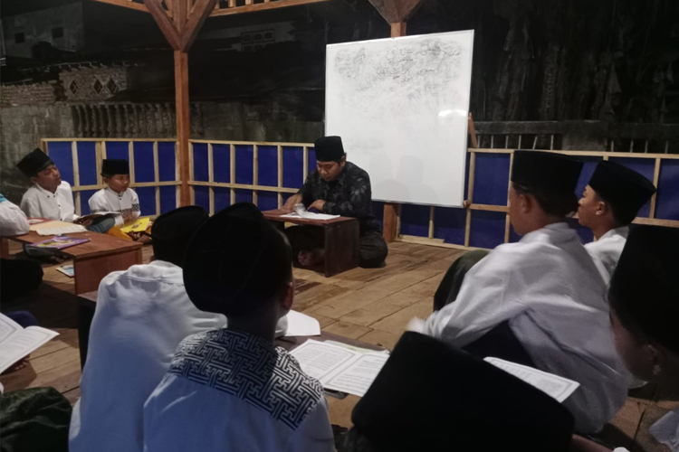 Gus Rabi Balya pengajar Singir Safinah Pondok Pesantren Nahdatut Thulab Banyuwangi. (foto: dok Moh Ansan)