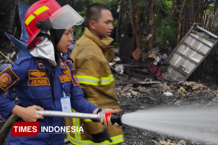 Jenni Liliana saat pemadaman kebakaran rumah di Desa/kecamatan Belik Pemalang (Foto: Ragil)
