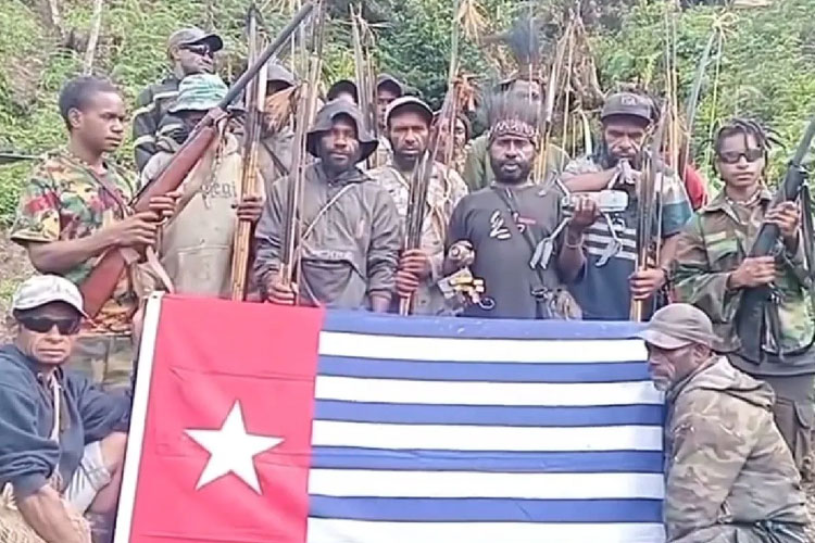 Almarhum KKB Lamek Tablo bersama anggotanya yang sering menyerang warga sipil dan aparat keamanan di Kiwirok, Kabupaten Pegunungan Bintang. (FOTO: ANTARA/HO/Dok Koops Swasembada)