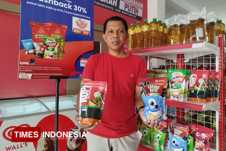 Ketua KKMP Tukangkayu, Imam Maskun, menunjukkan produk yang dijual di KKMP Tukangkayu, Banyuwangi. (FOTO: Ikromil Aufa/TIMES Indonesia)