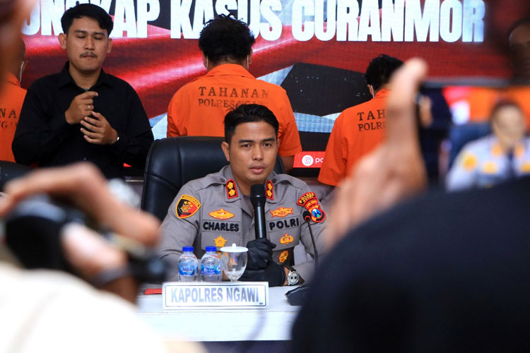 Bejo, pelaku Curanmor 17 TKP.  Akibat ulahnya Bejo kini ditahan di Polres Ngawi, tiga hari sebelumnya, pelaku baru saja keluar dari lapas Klaten, Selasa (21/10/2025). (Foto: Dok. Humas Polda Jatim)