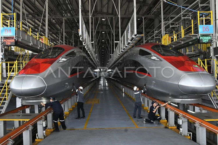 Teknisi dari Indonesia didampingi teknisi dari China melakukan perawatan Kereta Cepat Whoosh, di Join Workshop Depo Tegalluar, Kabupaten Bandung, Jawa Barat, Senin (29/7/2024). (Foto:Antara/Fakhri Hermansyah/tom)