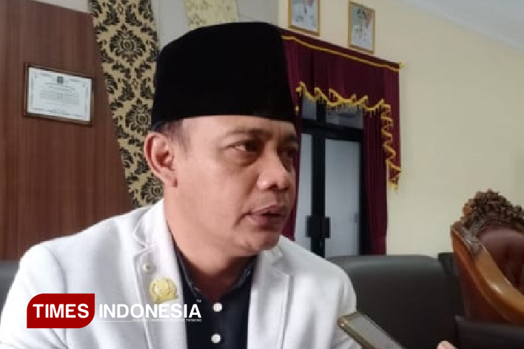 Ketua DPRD Pangandaran saat diwawancara di kantornya. (Foto: Acep Rifki Padilah/TIMES Indonesia)