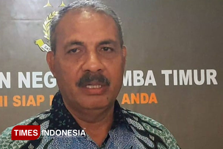 Mantan Bupati Sumba Timur Khristofel Praing usai memberikan keterangan sebagai saksi di Kejari Sumba Timur. (FOTO: Habibudin/TIMES Indonesia)