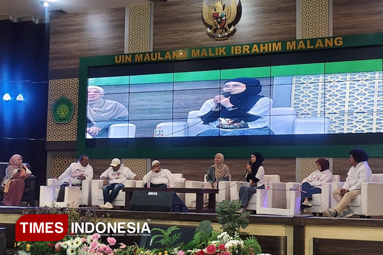Para pemeran, penulis, dan produser film Tak Kenal Maka Taaruf saat menyapa mahasiswa UIN Maliki Malang, Selasa (21/10/2025). (Foto: Achmad Fikyansyah/TIMES Indonesia)