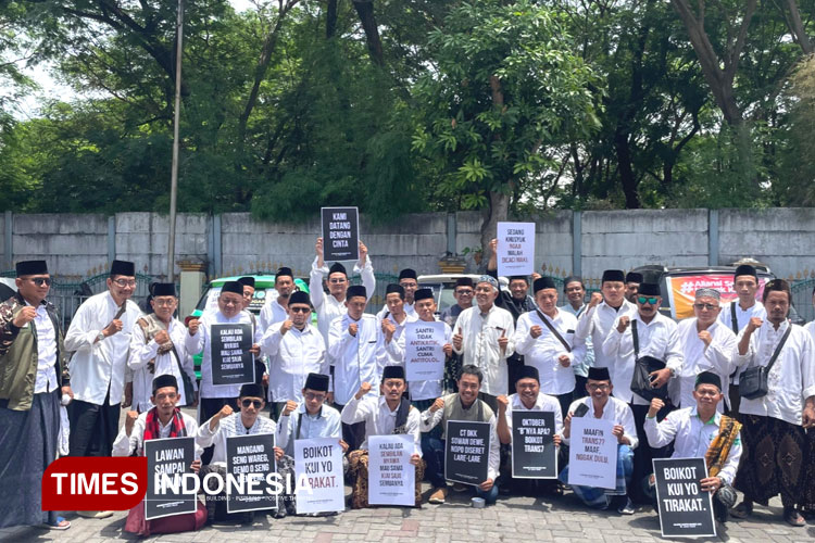 Alumni Lirboyo Gelar Aksi Tuntut Cabut Izin Trans7 di DPRD Jatim