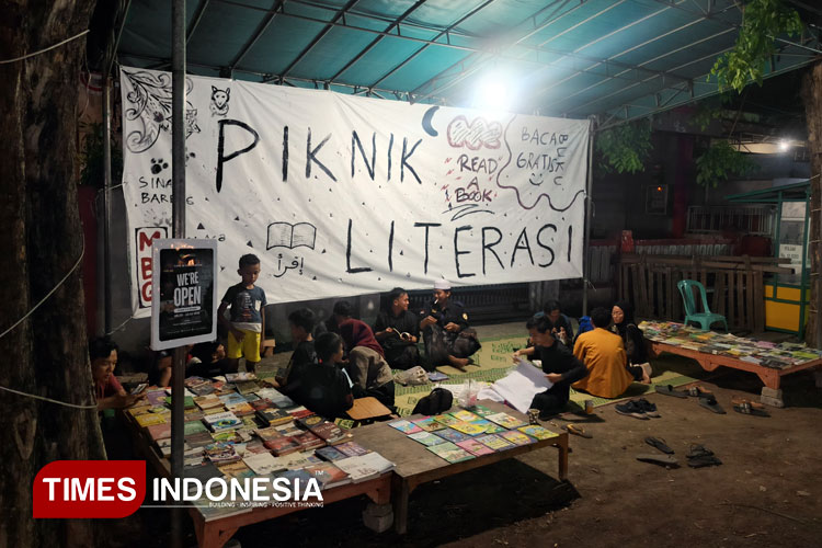 Piknik literasi sebagai perpustakaan jalanan di depan Balai Desa Pongangan. (Foto: Akmal/TIMES Indonesia)