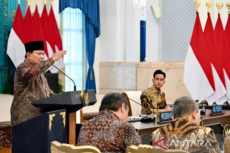 Presiden Prabowo Subianto memberikan pengantar Sidang Kabinet Paripurna pada satu tahun pemerintahan di Istana Negara, Jakarta, Senin (20/10/2025). (FOTO: ANTARA/HO-Biro Pers Sekretariat Presiden)