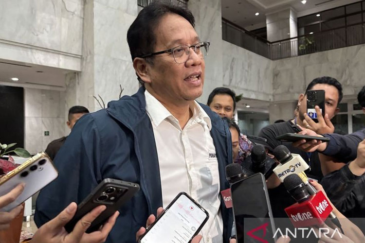 Menteri Keuangan (Menkeu) Purbaya Yudhi Sadewa menjawab pertanyaan wartawan dalam wawancara cegat, di Kantor Kementerian Keuangan, Jakarta, Selasa (21/10/2025). (FOTO: ANTARA/Imamatul Silfia/pri)