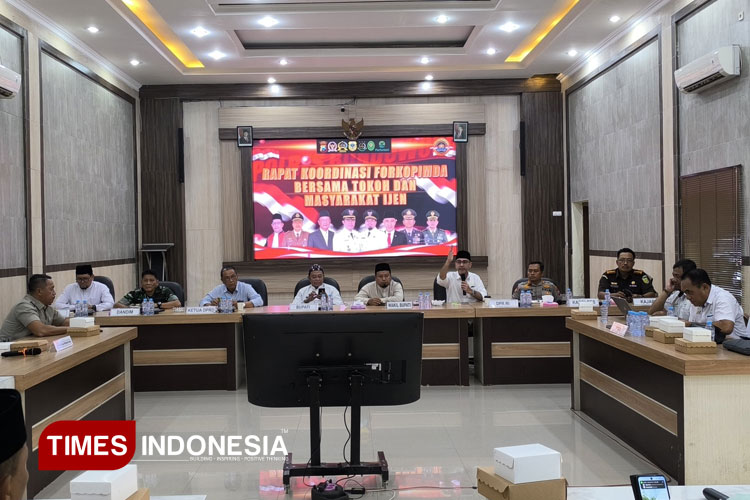 Rapat koordinasi pihak PTPN I bersama warga Ijen yang difasilitasi anggota DPR RI dan Forkopimda di Polres Bondowoso (FOTO: Moh Bahri/TIMES Indonesia)
