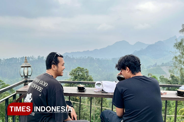 Tourists enjoy the ambience of mountain air and coffee with a view of the Bromo foothills at Kedai Kopi Taji in Malang. (PHOTO: Ardana Pramayoga/TIMES Indonesia)