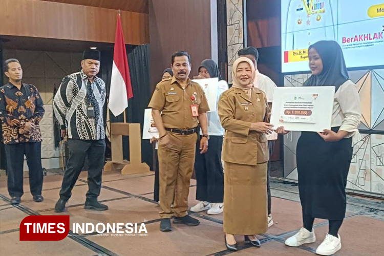Wabup Malang Lathifah Shohib, didampingi Ketua Komisi IV DPRD, Ziaul Haq, dan Kepala Dinas Pendidikan, Suwadji, menyerahkan bantuan pendidikan warga belajar, saat Workshop Penanganan ATS, Selasa (21/10/2025). (Foto: Amin/TIMES Indonesia)