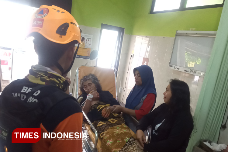 Warga Lansia di Bondowoso yang hilang telah ditemukan dan langsung mendapatkan pertolongan medis (FOTO: Moh Bahri/TIMES Indonesia)