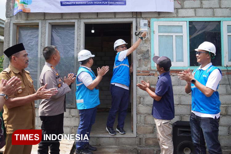 Senyum Penjual Cilok Keliling, Rumah Kecilnya Kini Dapat Sambungan Listrik