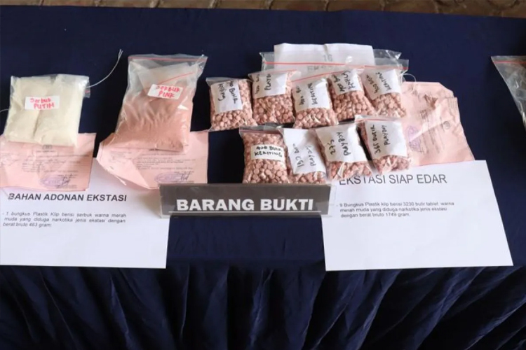 Polisi Gerebek Pabrik Ekstasi Rumahan di Jakbar, Potensi Produksi 80 Ribu Butir