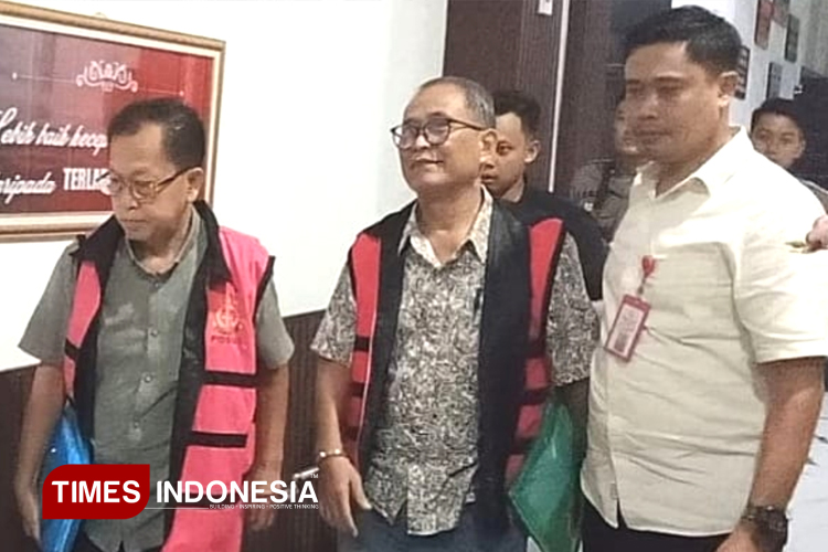 Dua tersangka dugaan Korupsi pengelolaan Rusunawa inisial S dan DP usai menjalani pemeriksaan di Kejari Sidoarjo. (FOTO: Syaiful Bahri/TIMES Indonesia)