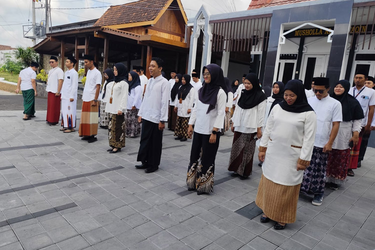 Beberapa ASN Banyuwangi saat memperingati Hari Santri 2025. (Foto: Humas Pemkab for TIMES Indonesia)