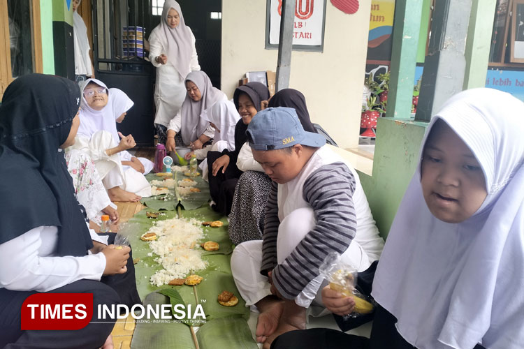 HSN 2025, Siswa ABK SLB ABC Lestari Tasikmalaya Rayakan dengan Makan Liwet Bersama