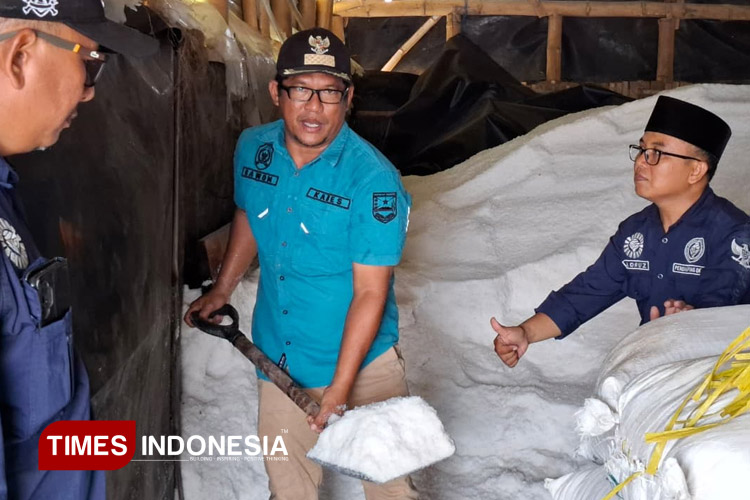 Kades Karanggeger, Bawon Santoso menunjukkan garam hasil produksi tambak garam yang dikelola BUMDes setempat (Foto: Abdul Jalil/TIMES Indonesia)