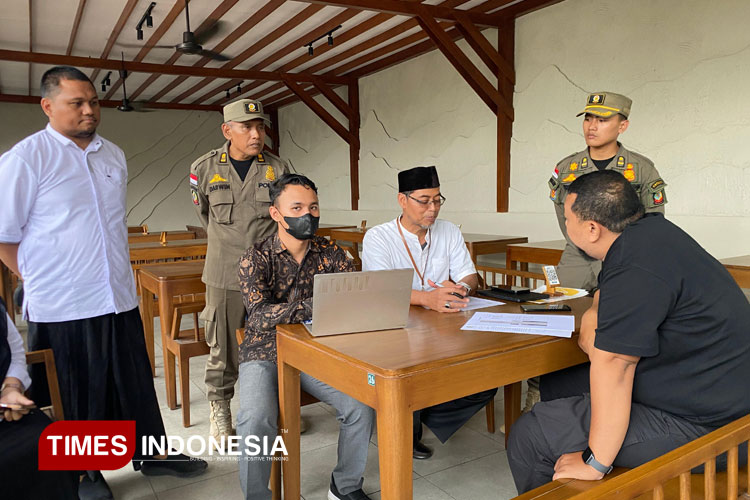 Kepala Bapenda Banyuwangi, Samsudin saat melakukan sidak di RM Rehana. (Foto: Fazar Dimas/TIMES Indonesia)