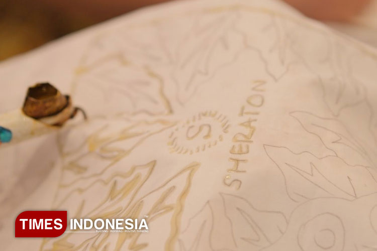 Sheraton Hotel & Towers Surabaya menggelar Eco Art Batik menggunakan pewarna alami dari ampas teh dan kopi, Rabu (22/10/2025). (Foto: Dok.Sheraton Surabaya/TIMES Indonesia)