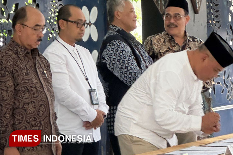 Bupati Sleman, Harda Kiswaya, bersama para pimpinan perguruan tinggi mitra. (FOTO: A. Tulung/TIMES Indonesia)