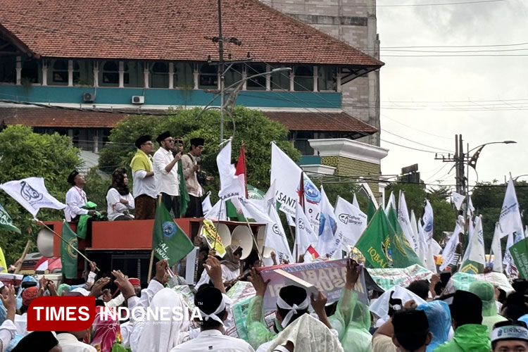 Unjuk Rasa Santri di DPRD Jatim: Tuntut Izin Siar Trans7 Dicabut