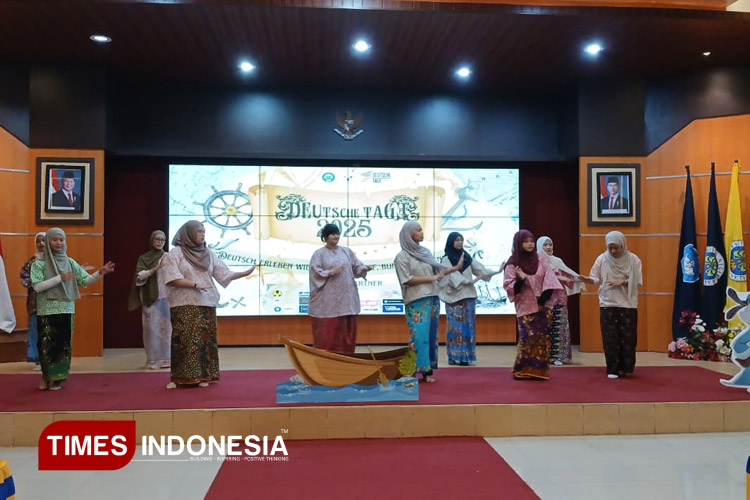Penampilan pembuka oleh para mahasiswa Sastra Jerman Universitas Negeri Malang saat acara Deutsche Tage 2025. (foto: Wanda Rachmawati Athya Putri/TIMES Indonesia)