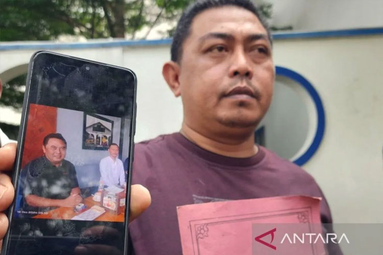 Dwi Purwanto, warga Kabupaten Pekalongan, korban dugaan penipuan seleksi taruna Akpol Semarang menunjukkan bukti pertemuan dengan para pelaku di Semarang, Rabu (22/10/2025). (FOTO: ANTARA/I.C. Senjaya)