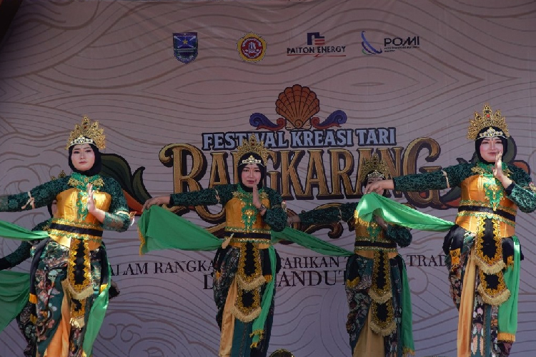 Para penari menampilkan tarian kreasi khas pesisir dalam Festival Tari Rangkarang yang didukung oleh PE–POMI (Istimewa)