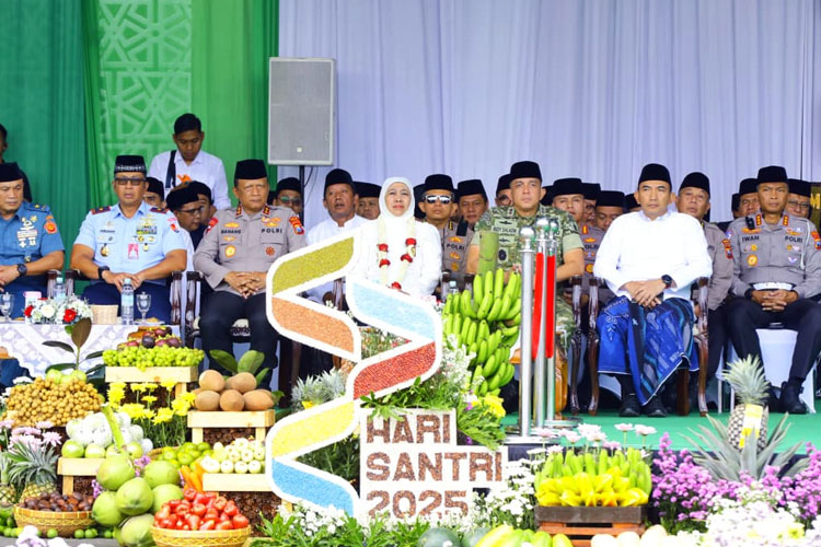 Gubernur Khofifah saat memimpin Apel Peringatan Hari Santri Tingkat Provinsi Jawa Timur Tahun 2025 di Pondok Pesantren An Nur II Al Murtadlo, Bululawang, Kabupaten Malang, Rabu (22/10/2025). (Foto: Dok.Humas Pemprov Jatim)