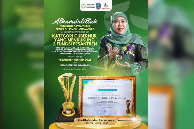 Gubernur Khofifah Indar Parawansa meraih Penghargaan Pesantren Award 2025 dari Menteri Agama atas komitmen mewujudkan kemajuan pesantren dan santri di Jatim, Rabu (22/10/2025). (FOTO: Dok. Humas Pemprov Jatim)