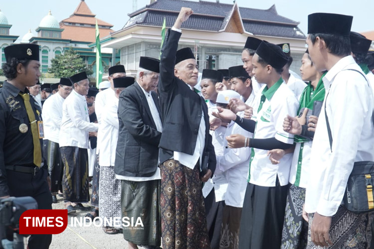 Dr (HC) Syahrul Munir, M.Pd.I yang disapa Gus Syahrul menyapa santri yang mengikuti apel peringatan Hari Santri Nasional ,(HSN), Rabu (22/10/2025). (Foto: Moch. Nuril Huda/TIMES Indonesia)