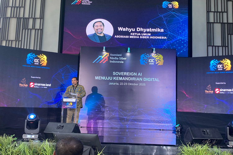 Ketua Umum AMSI Wahyu Dhyatmika memberikan sambutan dalam pembukaan Indonesia Digital Conference (IDC) 2025 yang digelar di The Hub Epicentrum, Jakarta Selatan, Rabu (22/10/2025). (foto: AMSI)